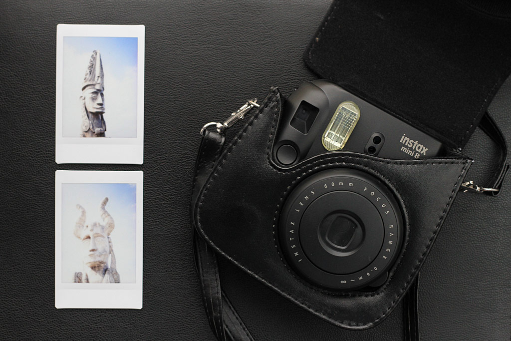 Fujifilm Instax Mini 8 dans sa sacoche noire