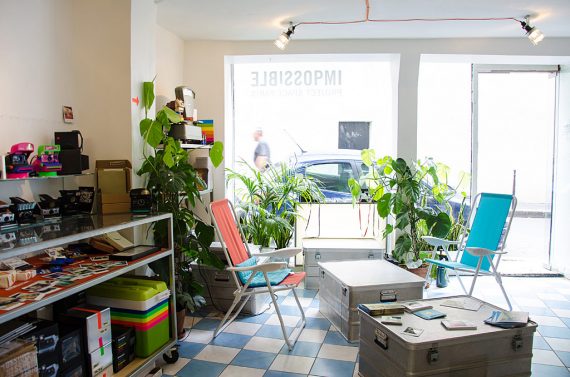 Intérieur de la boutique Impossible Project à Paris