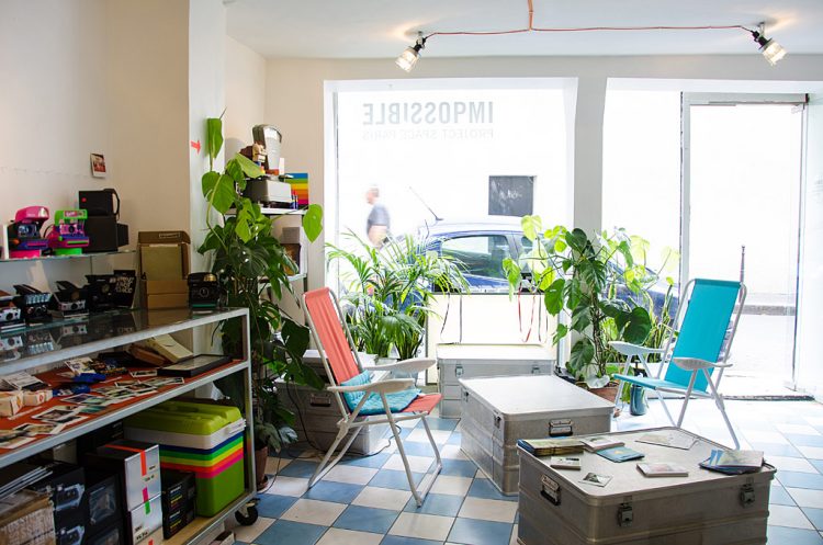 Intérieur de la boutique Impossible Project à Paris