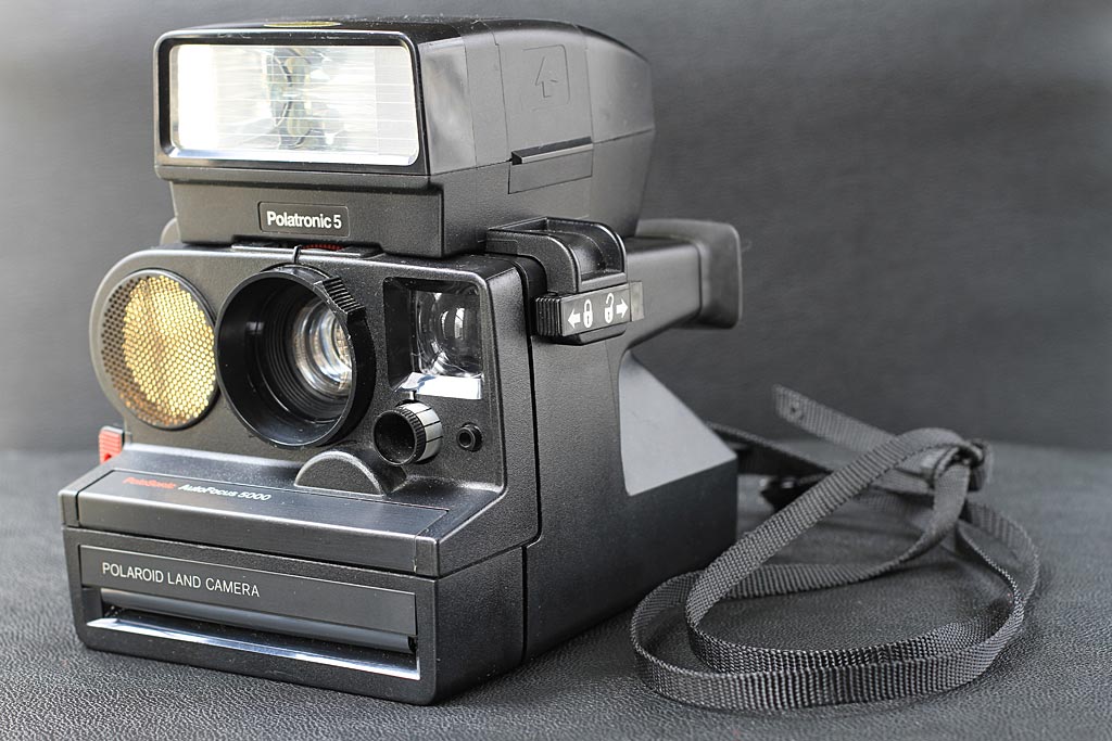 Le Polaroid AutoFocus 5000 équipé d'un flash Polatronic 5