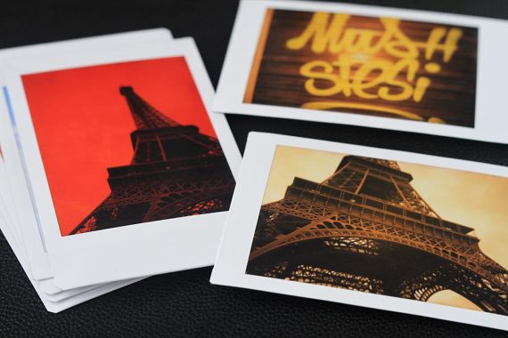 Photos au format Instax Mini prises avec des filtres de couleur.