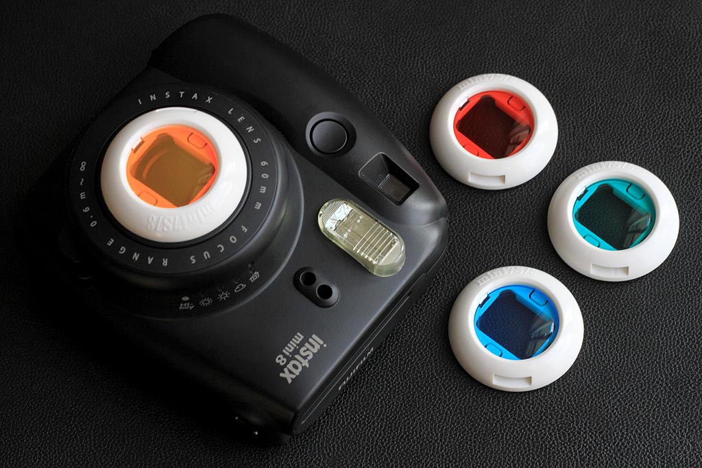 Les filtres de couleur se clipsent sur l'objectif de votre Instax Mini.