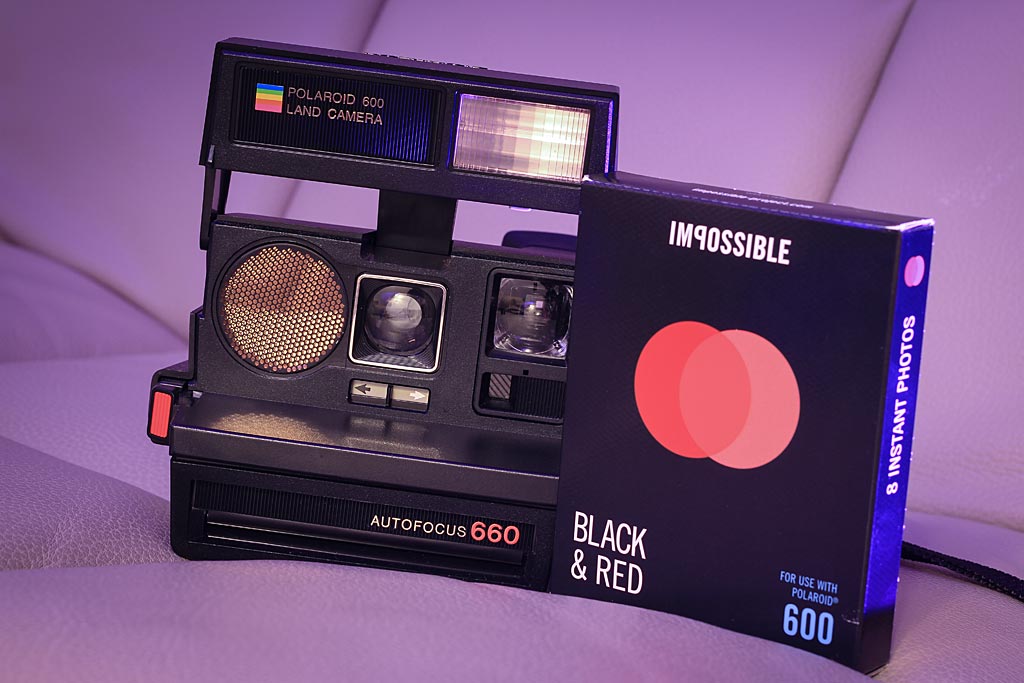 Appareil Polaroid 660 Autofocus et Film Duochroe Impossible Project Duochrome Black & Red