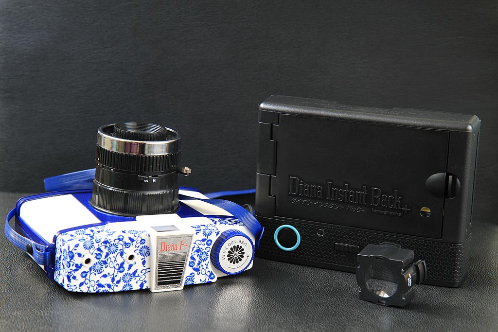 A gauche, le Diana F+. A droite, le kit Instant Back+, composé du dos et de la lentille, tous deux en plastique comme l'ensemble du Diana, d'ailleurs.