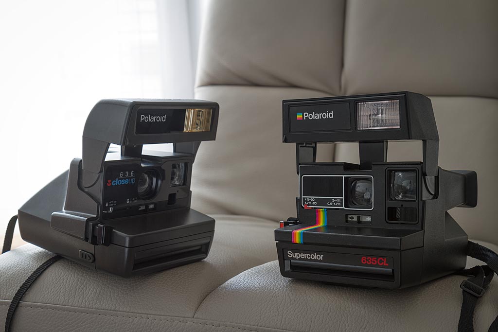 Les Polaroid 636 Close Up et 635 CL sont de proches cousins, qui se différencient essentiellement par leur design.