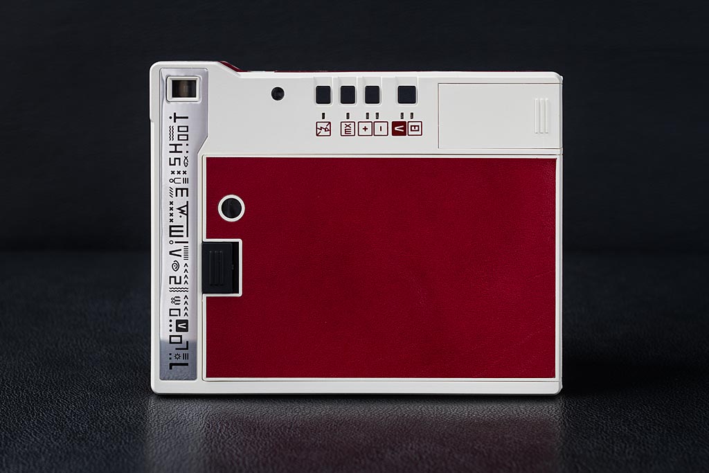 Le dos du Lomo'Instant Automat, qui donne accès aux fonctions principales, à la trappe de chargement de la cartouche de film et à celle des piles.