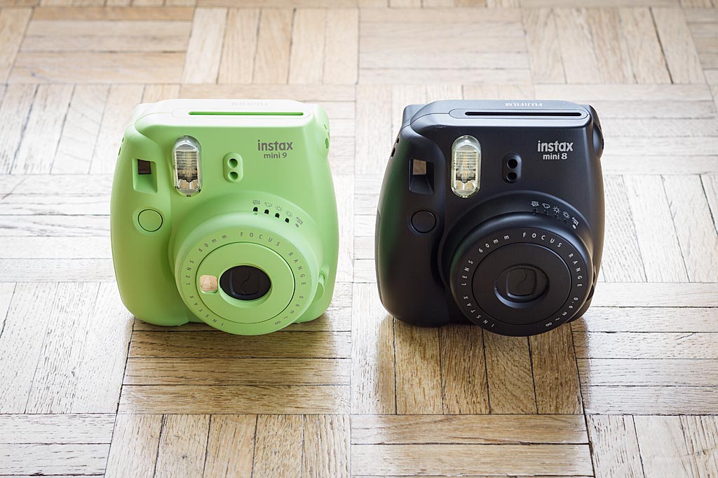 L’Instax Mini 9 au côté de son prédécesseur, l’Instax Mini 8. Le Mini 9 s’inscrit clairement comme un upgrade du 8, plutôt que comme une refonte de celui-ci.