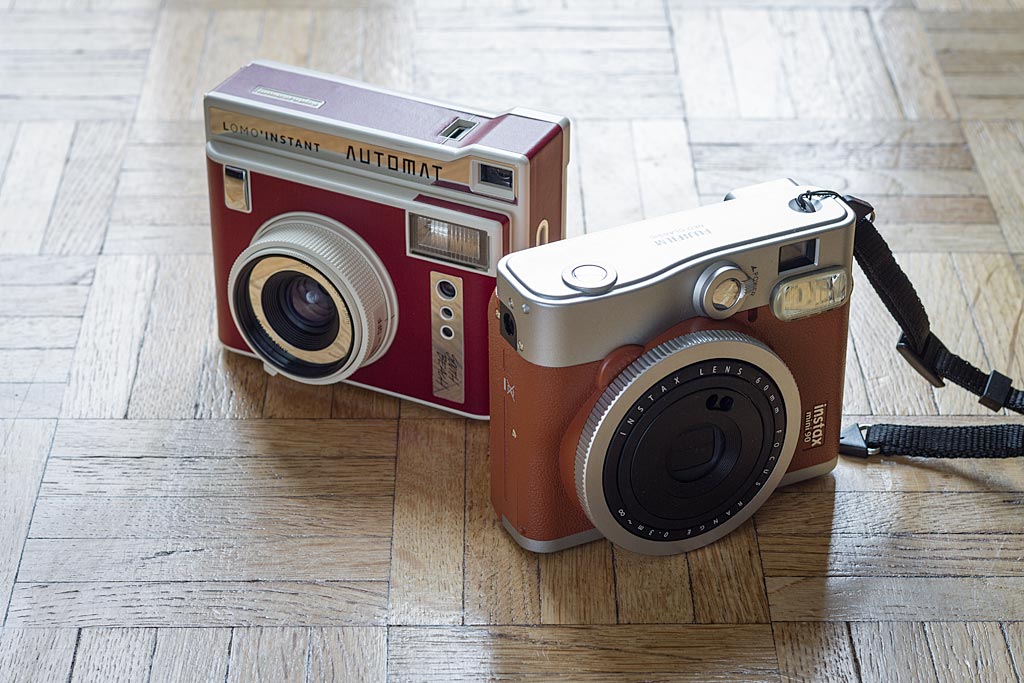 Le Lomo Instant Automat de Lomography n'a pas grand chose à envier à l'Instax Mini 90 Neo Classic de Fujifilm