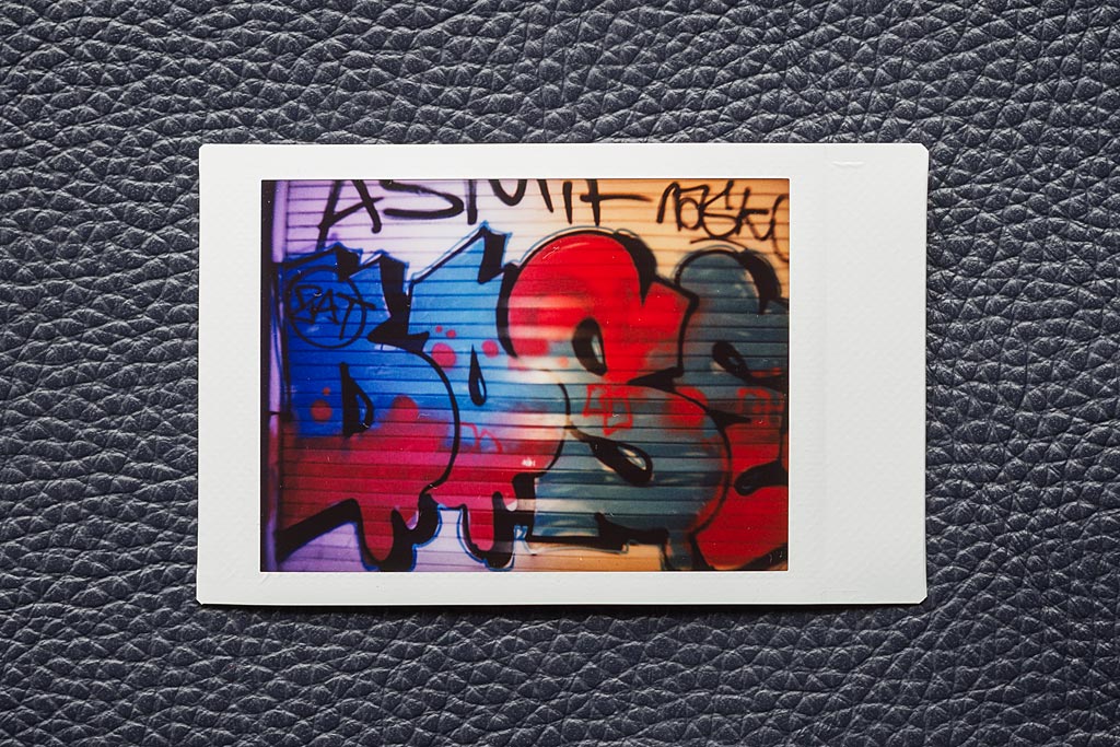 Cette photo a été prise avec un Instax Mini 9 et un filtre dégradé passant du violet à l'orange (transition visible de gauche à droite) acheté chez Urban Outfitters.