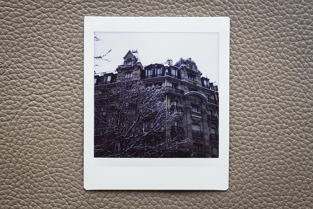 La neige tombait sur Paris quand j'ai pu essayer le Lomo'Instant Square. Les immeubles haussmanniens s'étaient couverts d'un grand manteau blanc. 