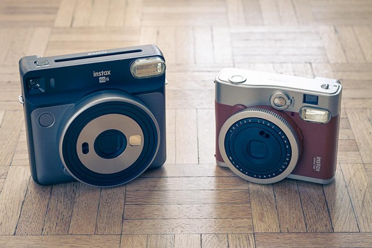 L'Instax Square et l'Instax Mini 90 Neo Classic proposent à peu près les mêmes fonctionnalités. Les images produites par le SQ6 sont plus grandes, mais son encombrement est aussi plus important.