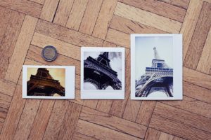 Un sujet, trois formats différents. De gauche à droite, une photo au format Instax Mini, une seconde au format Square, et la troisième au format Wide.