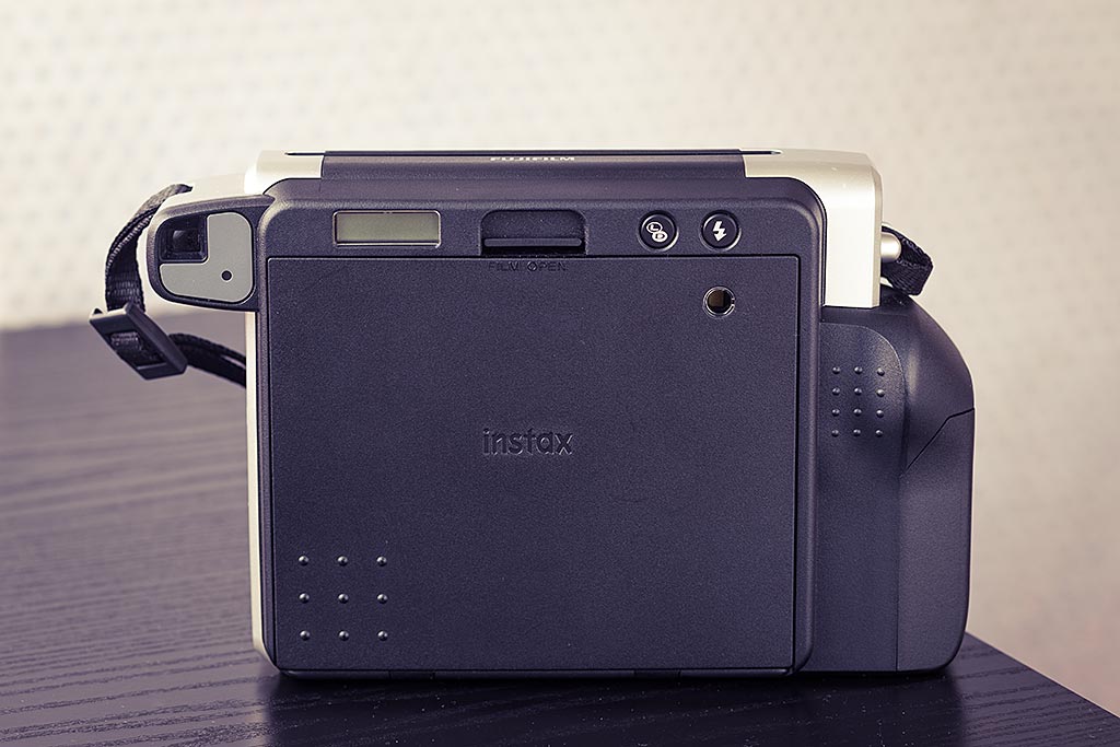 L'Instax Wide 300 ne vous perdra pas dans un déluge de fonctions. Les quelques options disponibles sont réunies au dos du boîtier.