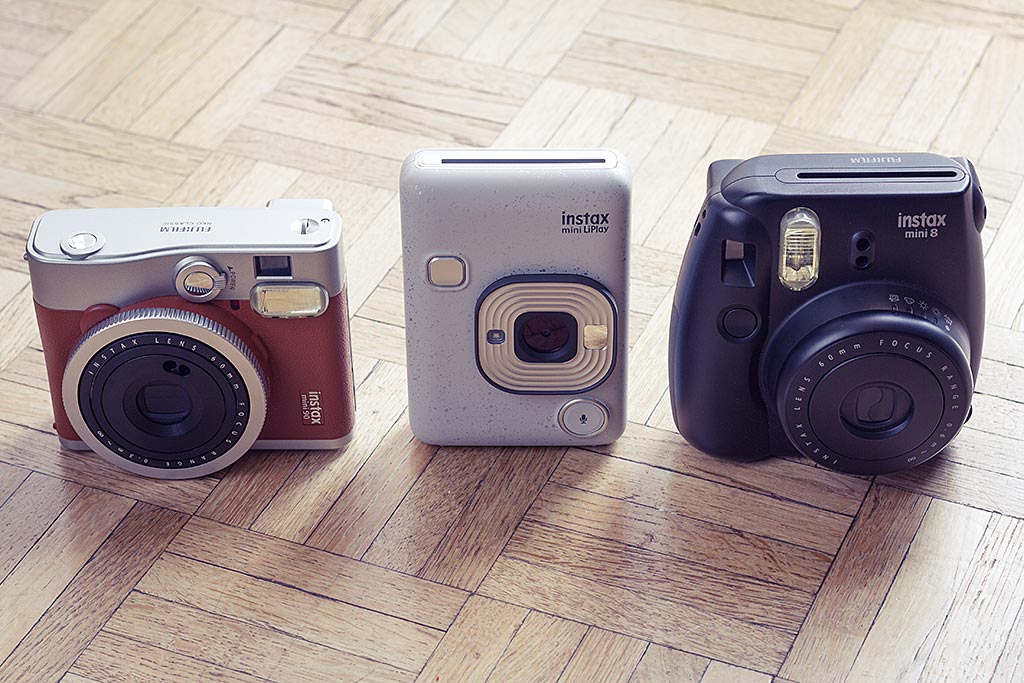 Le Mini LiPlay aux côtés de deux de ses compères Instax Mini. Le modèle apporte un vrai coup de jeune à la gamme. 