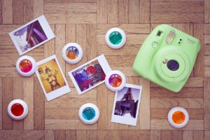 Les filtres de couleur, qui permettent de donner des effets créatifs aux images et fonctionnaient déjà avec le modèle précédent, peuvent être utilisés avec l’Instax Mini 9.