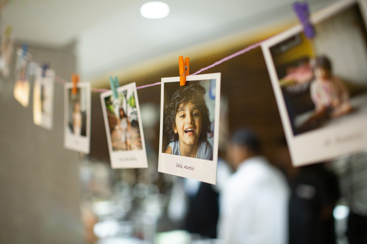 Polaroids présentés sur une cordelette