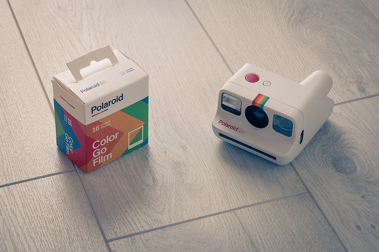 Le Polaroid Go à côté d'une boîte de film... quasiment aussi grosse que lui !